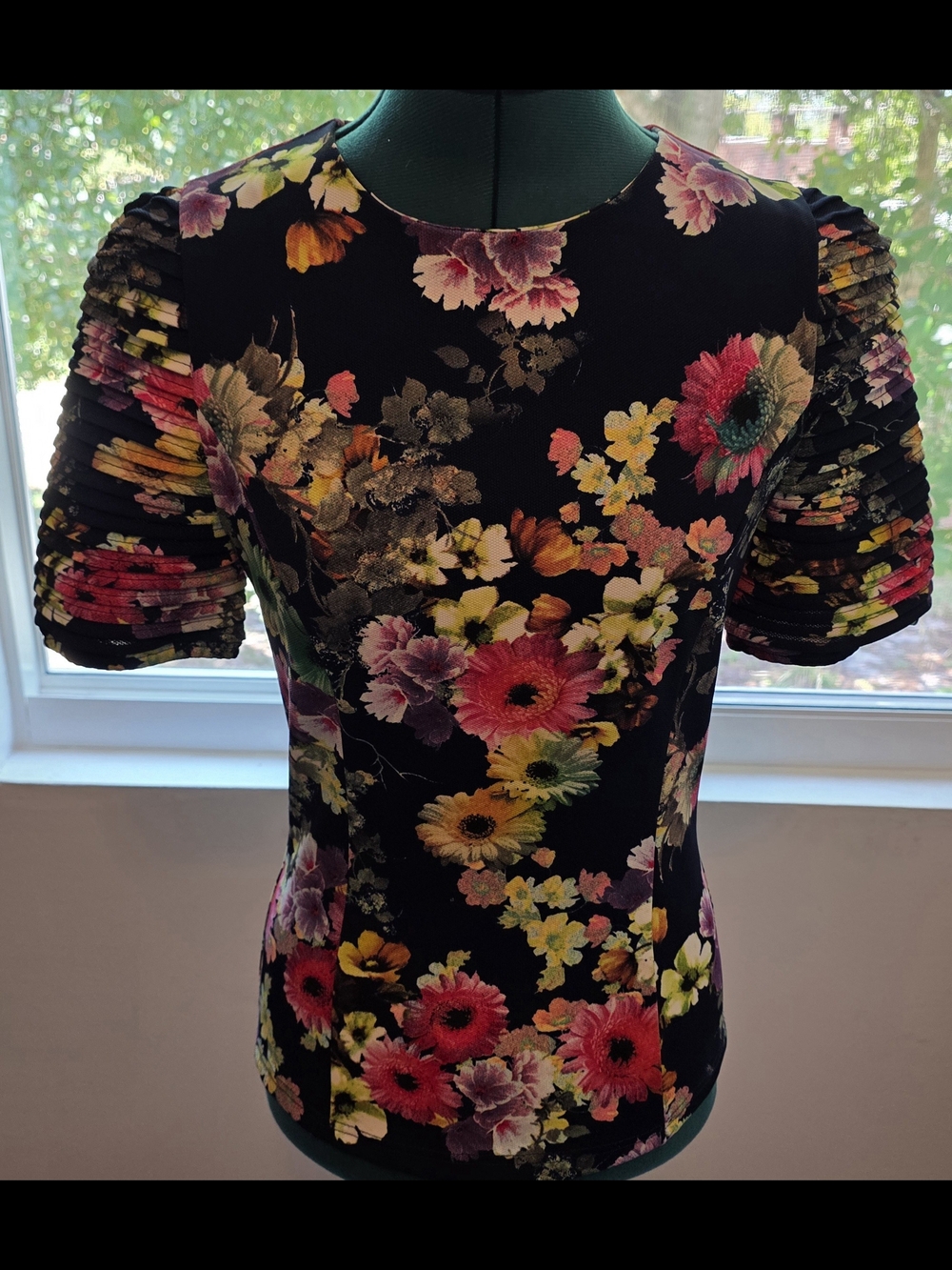 Gracia Black Floral Short-Sleeve Blouse